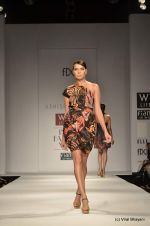 Model walk the ramp for Ashish Soni Show at Wills Lifestyle India Fashion Week 2012 day 4 on 9th Oct 2012 (125).JPG